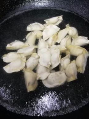 水开后放入速冻饺子