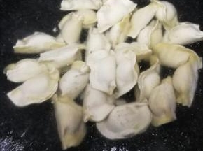 水开后放入速冻饺子