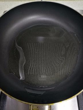 另拿一个平底锅，倒入适量食用油。