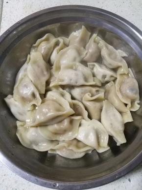 饺子熟后盛出来。