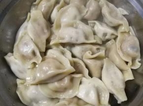 饺子熟后盛出来。