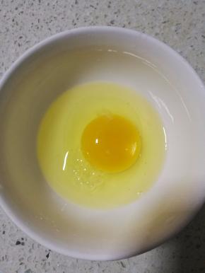 鸡蛋一个打入碗中