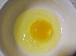 鸡蛋一个打入碗中