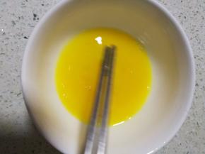 用筷子打散均匀