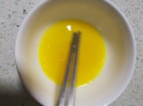 用筷子打散均匀