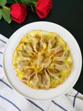 鸡蛋煎熟后撒入适量的椒盐，就可以关火了。