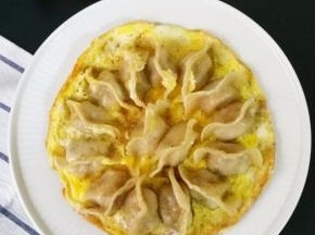 鸡蛋煎熟后撒入适量的椒盐，就可以关火了。