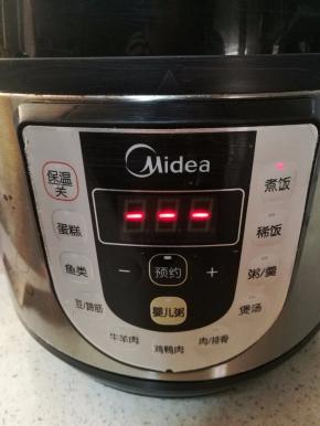 放入电饭煲，放入适量的冷水，盖上电饭锅的盖子，按煮饭键，自动跳闸了就好了