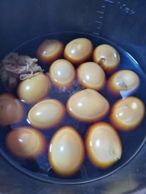 将鸡蛋重新放回锅里，放入装好的卤料，盐和老抽，放入适当的水，按煮饭键，将卤汁的味道焖出来。