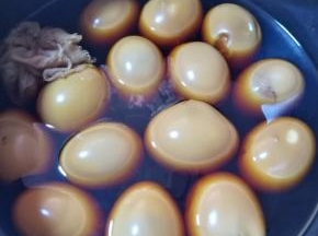 将鸡蛋重新放回锅里，放入装好的卤料，盐和老抽，放入适当的水，按煮饭键，将卤汁的味道焖出来。