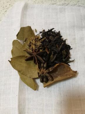 准备好配料，用纱布包起来