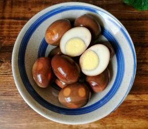 接下来我们只要让鸡蛋在卤水里泡两个小时以上，就可以吃了