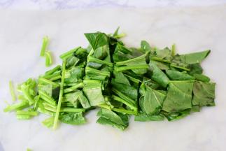 菠菜洗净切成小段