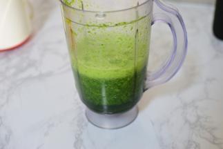 将菠菜段放入，在料理机中加入水。启动料理机搅打成菠菜汁。