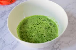 将菠菜汁倒入在容器中。