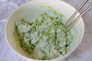 用筷子搅拌成絮状