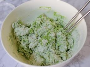 用筷子搅拌成絮状