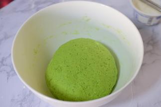 再用手揉成面团，盖上保鲜膜醒20分钟