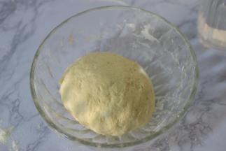 面粉中，再加入清水，同样揉成白色面团。加盖保鲜膜，醒20分钟