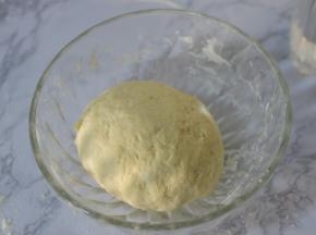 面粉中，再加入清水，同样揉成白色面团。加盖保鲜膜，醒20分钟