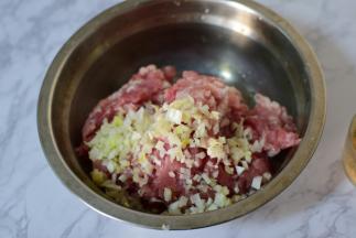 猪肉馅中加入葱花