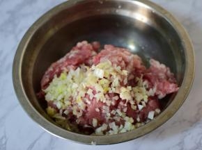 猪肉馅中加入葱花