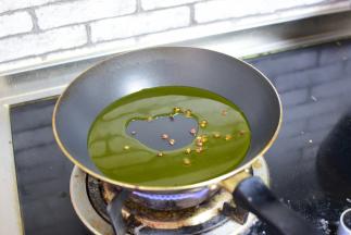 炸花椒油，油热以后，将花椒扔掉不要。把油倒入肉馅中