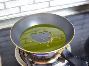 炸花椒油，油热以后，将花椒扔掉不要。把油倒入肉馅中