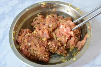 肉馅顺着一个方向搅拌三分钟。