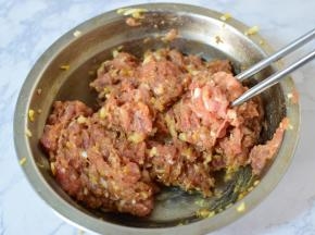 肉馅顺着一个方向搅拌三分钟。