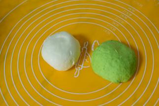 取同样大小的白色面团和绿色面团各一块。