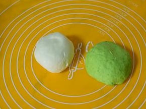 取同样大小的白色面团和绿色面团各一块。