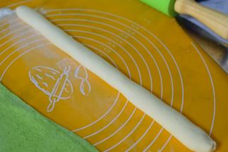 白色面团揉成细的圆柱形。