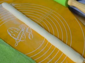 白色面团揉成细的圆柱形。