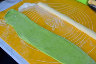 绿色面团擀成长条状