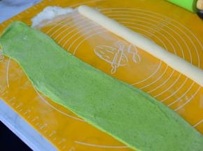 绿色面团擀成长条状