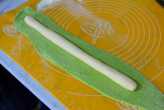 将白色面团放在绿色面片上。