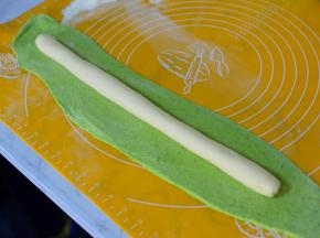 将白色面团放在绿色面片上。