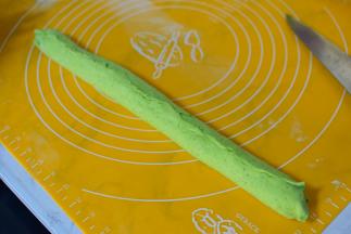 将白色面团包起来，捏紧。