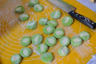 将每个小面团按扁