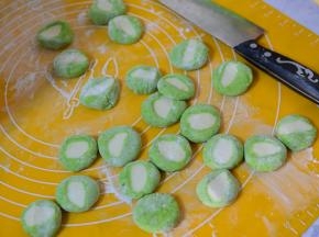 将每个小面团按扁