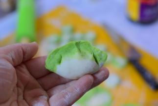 捏成饺子形状