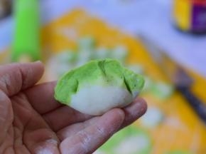 捏成饺子形状