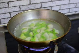 锅中烧水，水沸腾以后，将饺子加入进去。先搅拌一下，然后等待水再次沸腾，再加入半碗凉水，再次等待沸腾（饺子下锅以后需要再次沸腾三次，加三次凉水，第四次沸腾饺子就熟啦）