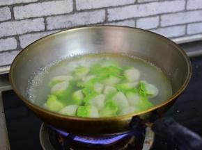 锅中烧水，水沸腾以后，将饺子加入进去。先搅拌一下，然后等待水再次沸腾，再加入半碗凉水，再次等待沸腾（饺子下锅以后需要再次沸腾三次，加三次凉水，第四次沸腾饺子就熟啦）