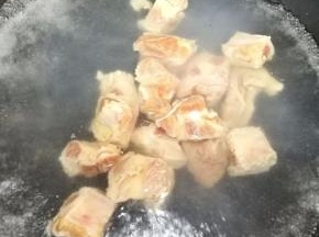 將排骨焯热水，焯掉血水，排骨变色