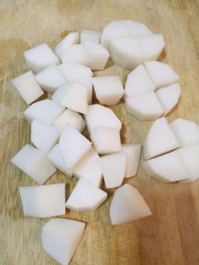 切成萝卜块，把萝卜放入锅中