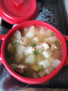 出锅时加入盐和生抽调味，撒上适量葱花，排骨萝卜汤就好了