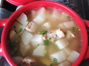 出锅时加入盐和生抽调味，撒上适量葱花，排骨萝卜汤就好了