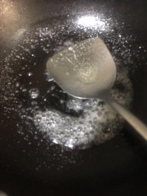 小火炒至糖溶化